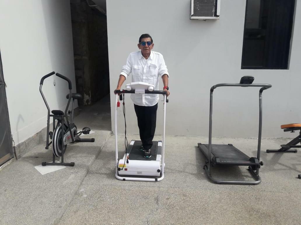 סלינאס Hotel Manhattan Salinas מראה חיצוני תמונה
